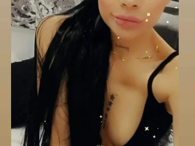 Amelie_hills02 live cam video preview